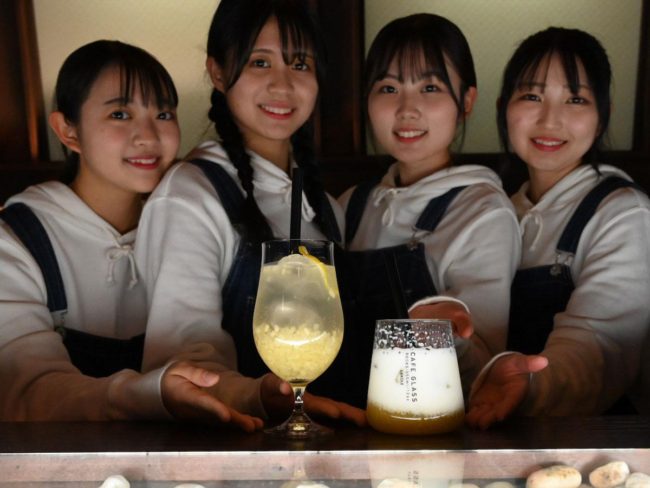 在弘前的一家酒吧使用 Apple Musume 合作雞尾酒會成員收穫的蘋果