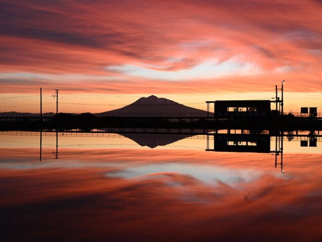 ``تسوغارو فوجي المقلوب'' في تسوغارو: منظر جبل إيواكي في المساء يشارك النجوم مع حقول الأرز