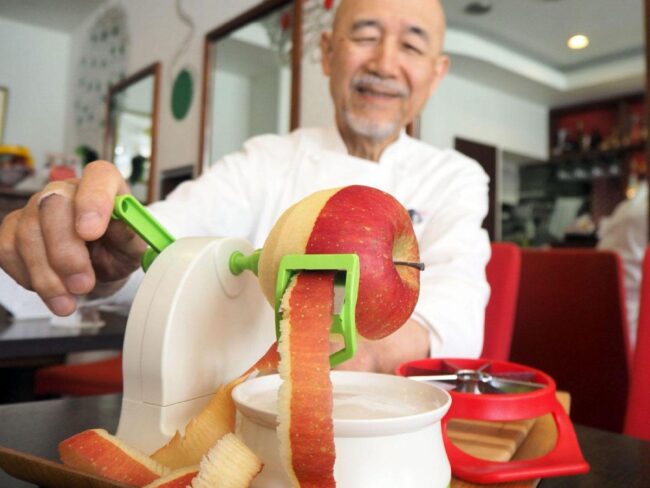New service at Hirosaki apple specialty cafe: experience peeling and tasting fresh apples