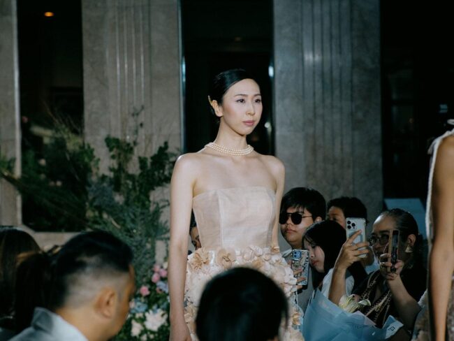 Kazumi, ex chica de Apple, hace su debut como modelo internacional y desfila en la pasarela de Filipinas