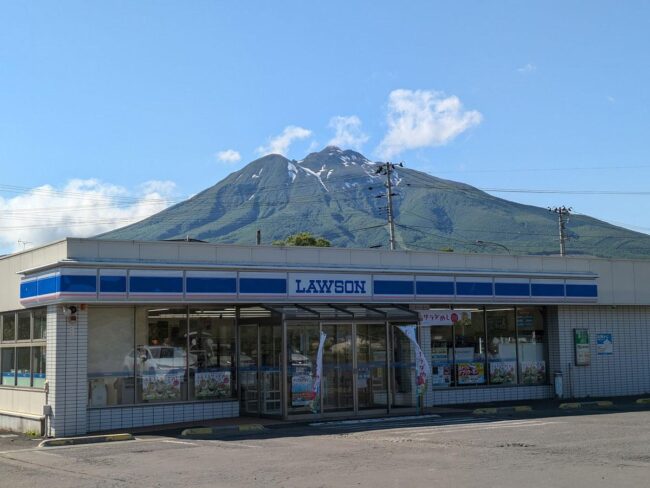 在津輕地區，「岩木山便利商店」模仿富士山的帖子